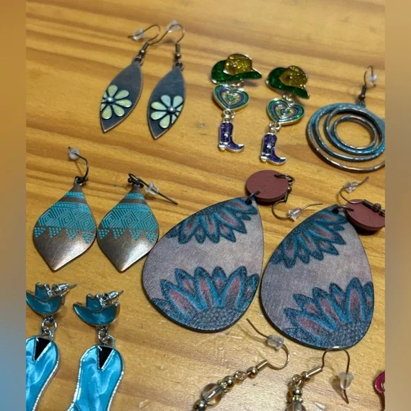 13 pairs new cute woman’s earrings - Picture 5 of 10